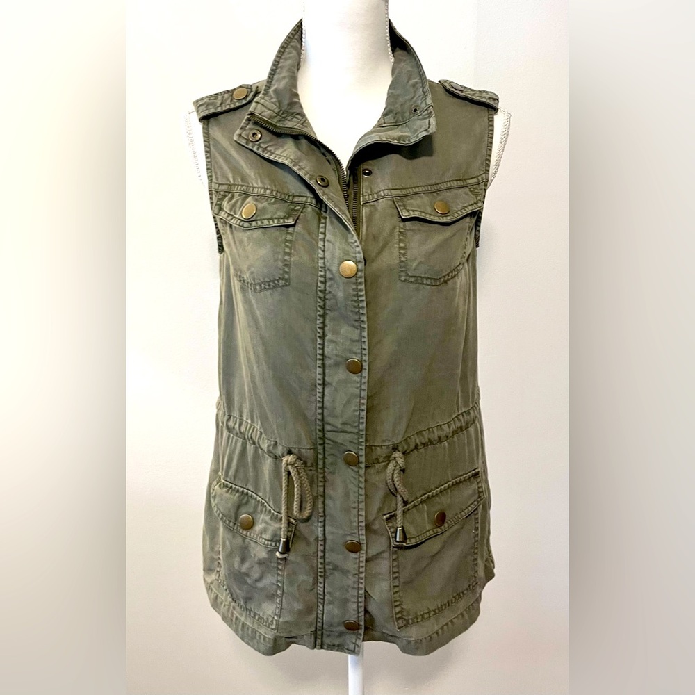 Altar’d State Utility Vest Army Green. Zip Front, Pockets, Cinch Waist. Sz S